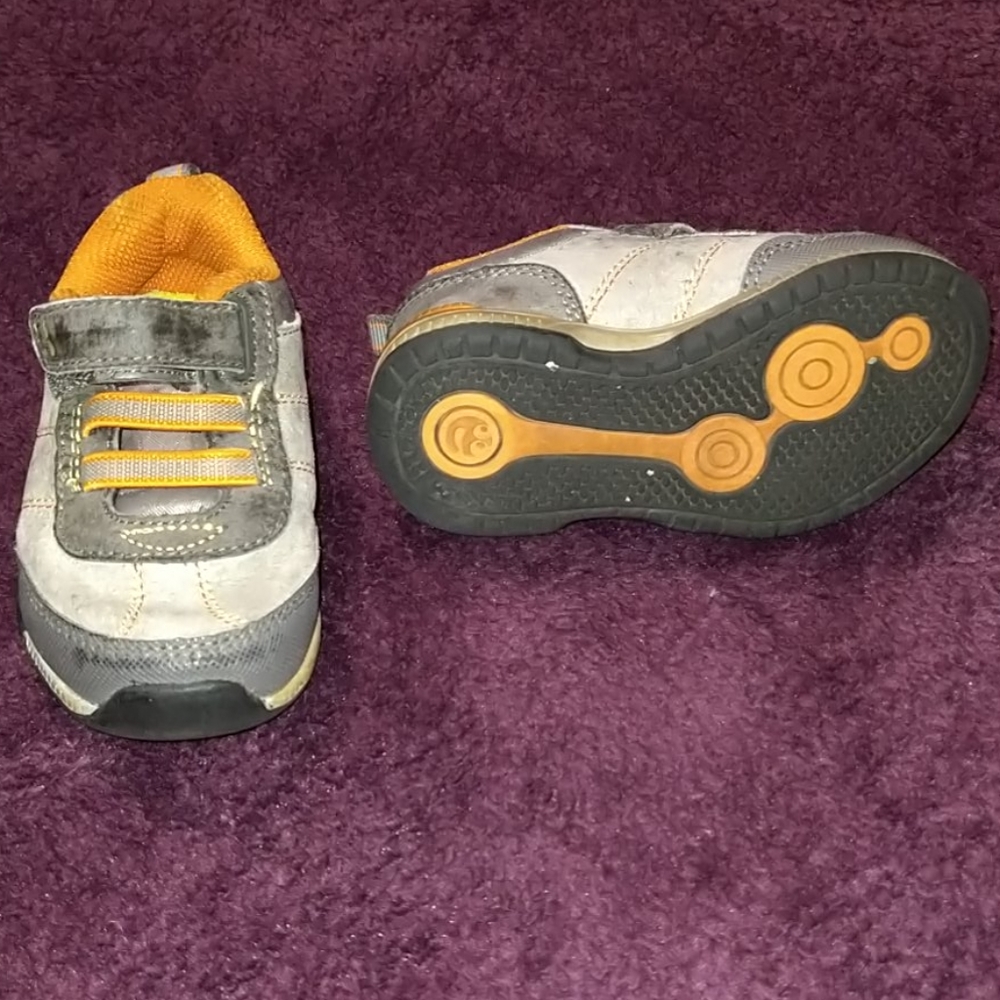 Children's shoes, size 4